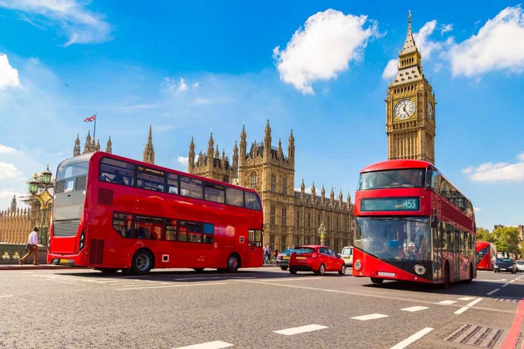Big Ben, Westminster Bridge y autobús rojo en Londres, Inglaterra, Reino Unido