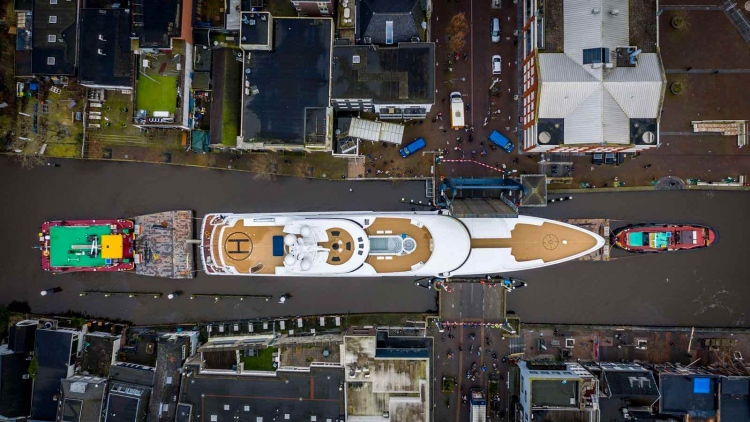 El multimillonario Tilman Fertitta agrega el superyate Boardwalk de $150 millones a su imperio