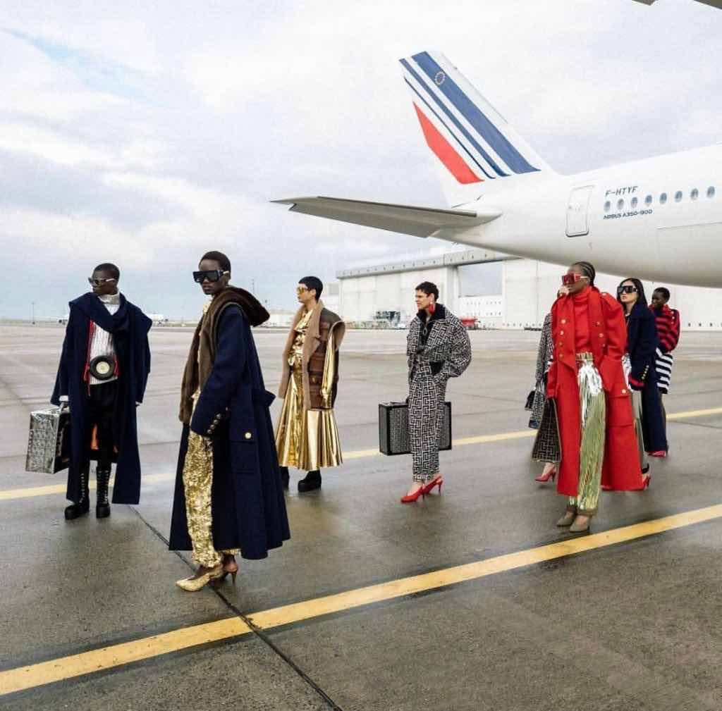 Air France da la bienvenida al desfile de Balmain en sus hangares de mantenimiento