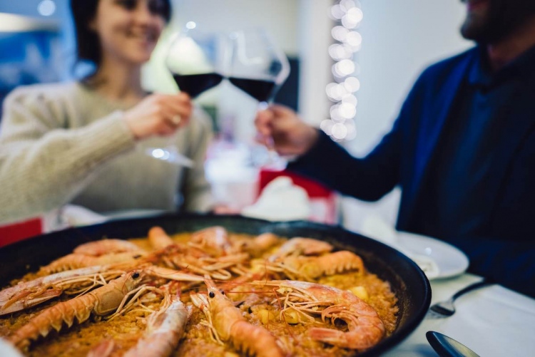 Pareja en España celebrando el día de San Valentín en el tradicional restaurante de paella.