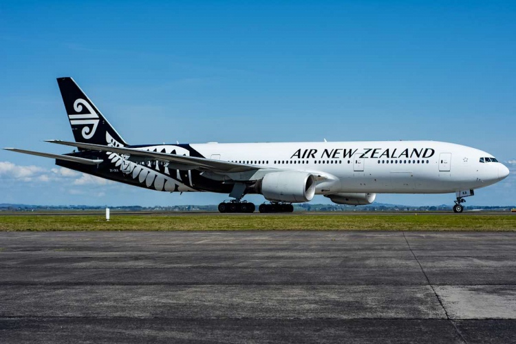 Boeing 777 de Air New Zealand en la pista del aeropuerto de Nueva Zelanda.