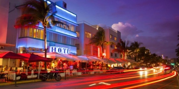 Vida nocturna en el distrito Art Deco de South Beach en Florida. Ocean Drive por la playa en Miami.