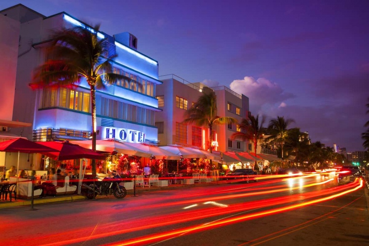 Vida nocturna en el distrito Art Deco de South Beach en Florida. Ocean Drive por la playa en Miami.