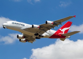 Airbus A380 de Qantas Airlines despegando.