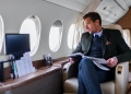 Exitoso hombre de negocios sentado en el interior del avión jet privado.
