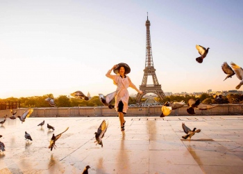 Mujer corriendo en la famosa plaza sobre la torre Eiffel en París, Francia.