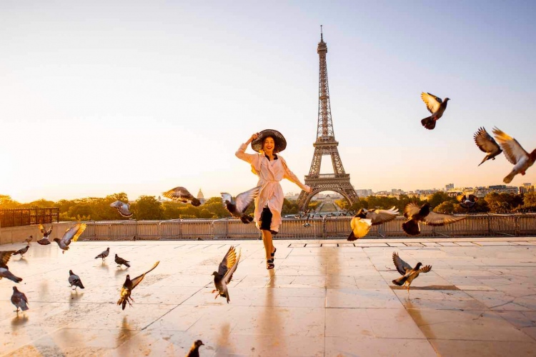 Mujer corriendo en la famosa plaza sobre la torre Eiffel en París, Francia.