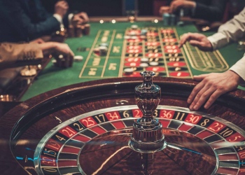 Mesa de juego en casino de lujo.