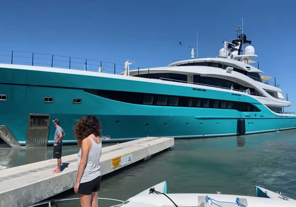 ¡Simplemente doloroso de ver! VEA el momento que este superyate de 120 millones de dólares se estrella contra un muelle en San Martín, tras un fallo en sus computadoras