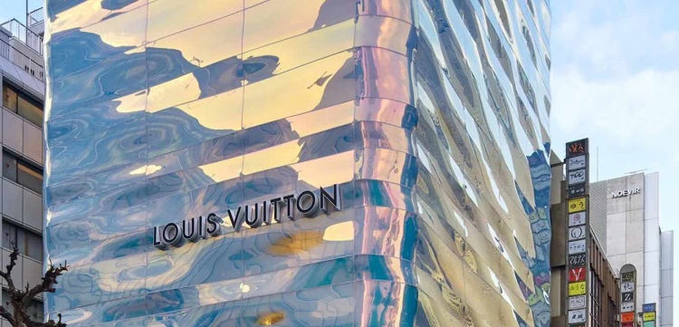La tienda Louis Vuitton en Ginza Namiki-dori, Tokio.