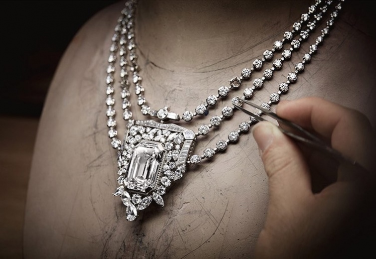 Chanel rinde homenaje al perfume N°5 con un collar de diamantes de 55,55 quilates
