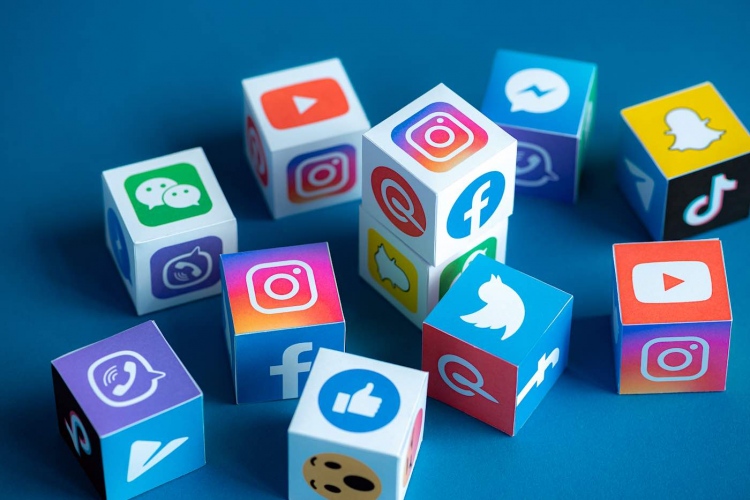 Logos de redes sociales y mensajería online, como Facebook, Instagram, YouTube, Telegram y otros.