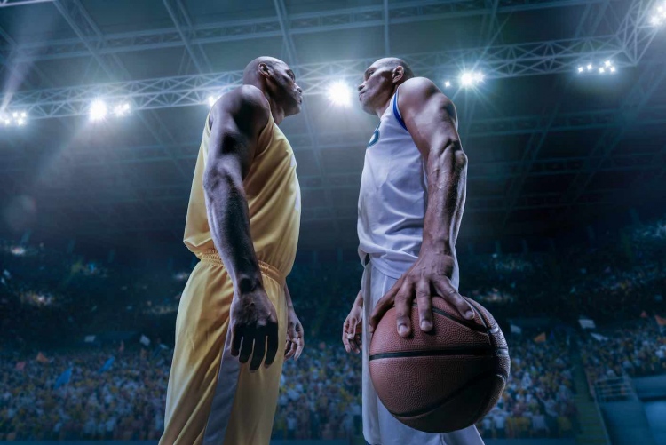 Dos jugadores de baloncesto en la gran arena profesional antes del juego.