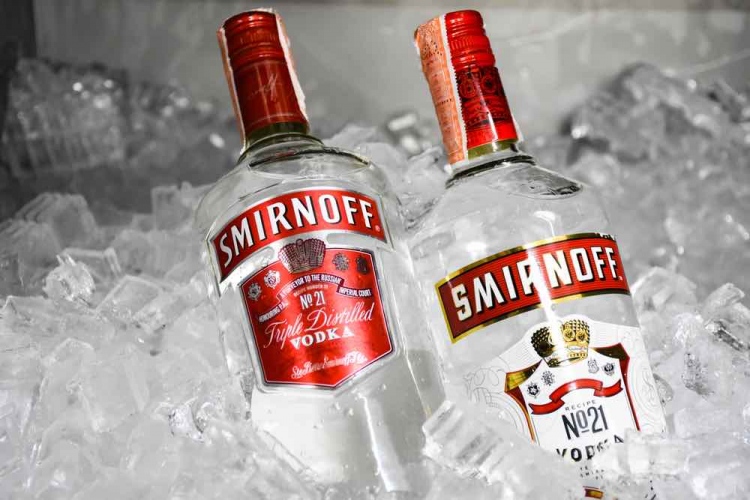 Botella de Smirnoff, una marca de vodka producida por la empresa británica Diageo.
