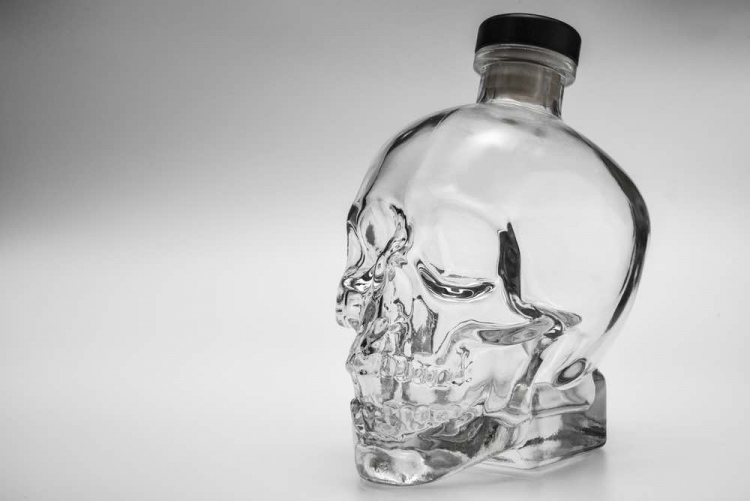 cabeza de cristal humana botella de vodka