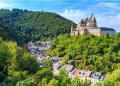 Castillo de Vianden y un pequeño valle de Luxemburgo.