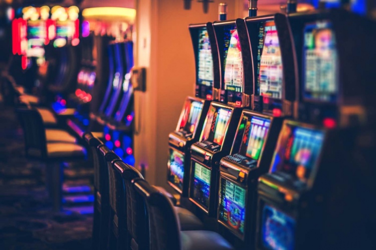 Máquinas tragamonedas en un casino.