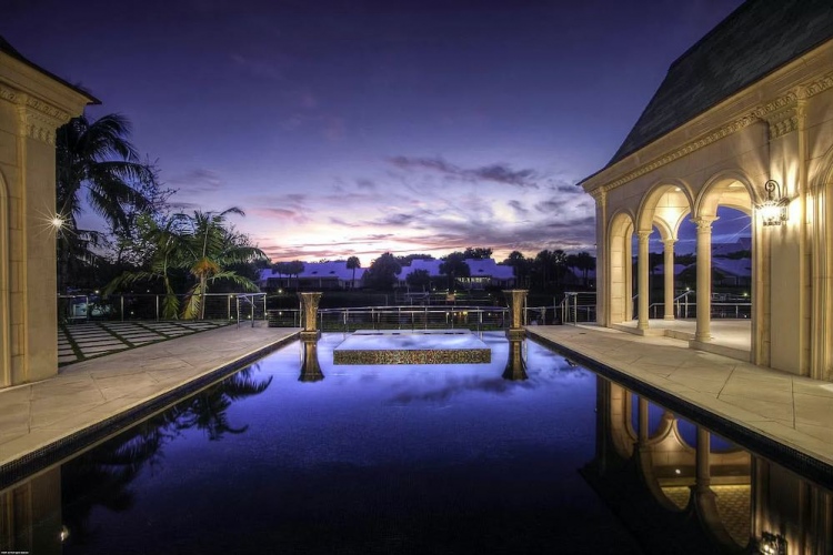 Esta espectacular casa frente al mar de inspiración francesa en Jupiter, Florida está a la venta por de $15 millones