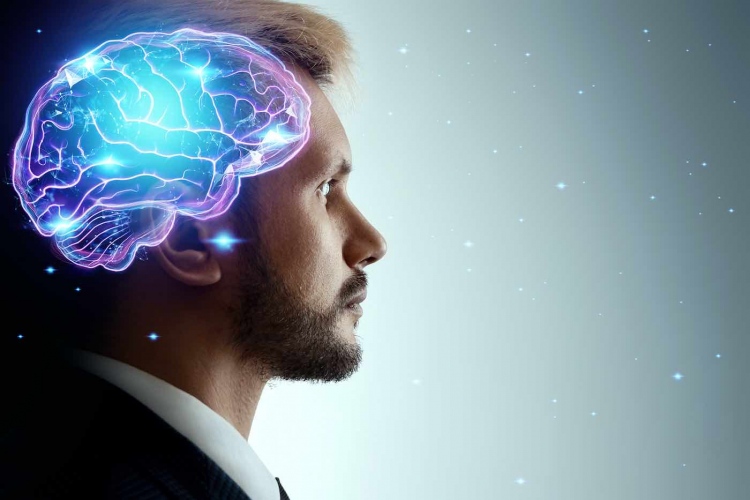 Hombre en un holograma de un cerebro en funcionamiento. El concepto de inteligencia, trabajo cerebral, pensamiento.