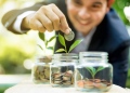 Empresario demostrando crecimiento financiero a través de planes de ahorro y de inversión.