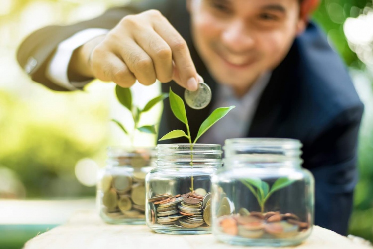 Empresario demostrando crecimiento financiero a través de planes de ahorro y de inversión.