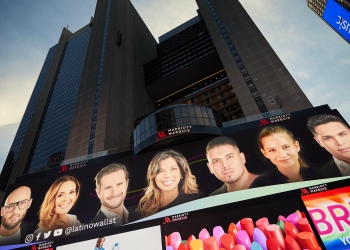 Latino Wall Street en el punto de mira: desde las vallas publicitarias de Times Square en Nueva York y en toda América Latina