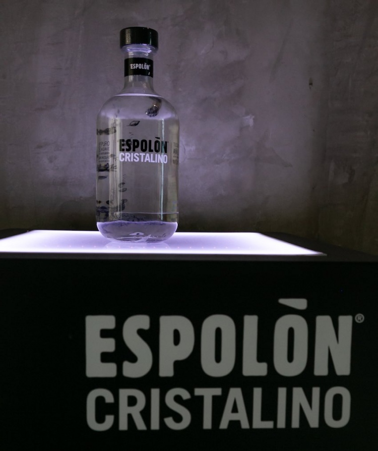 Tequila Espolón® presenta: Espolón Cristalino Un tequila Suave mezcla de añejo con extra añejo