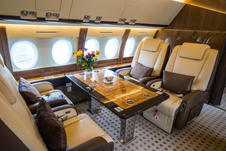 Interior de lujo en un moderno jet privado de negocios