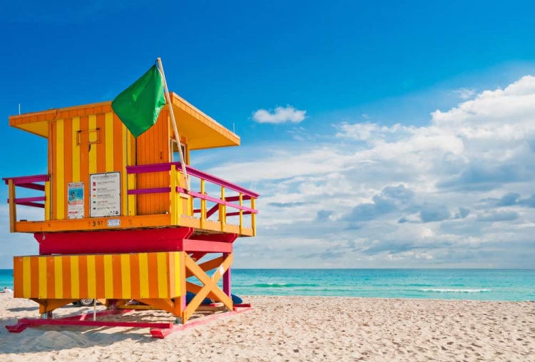Colorida torre de salvavidas en South Beach, Miami Beach, Florida