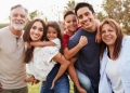 Tres generaciones de familia hispana en los Estados Unidos.