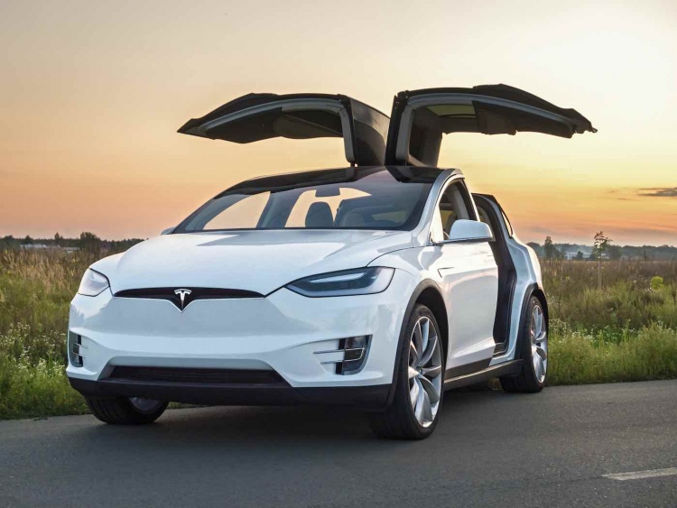 Coche eléctrico Tesla en la carretera