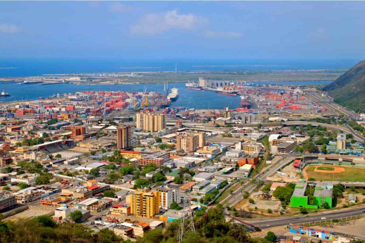 Vista aérea de la ciudad de Puerto Cabello, Venezuela.