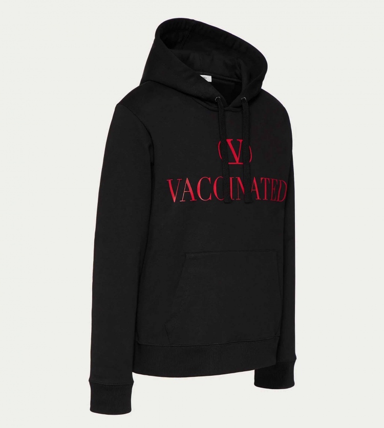 Muestre al mundo que está vacunado con esta sudadera con capucha Valentino de $750