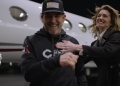 La felicidad de Cardone y su esposa Elena esperando que llegue su G650ER.