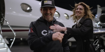 La felicidad de Cardone y su esposa Elena esperando que llegue su G650ER.