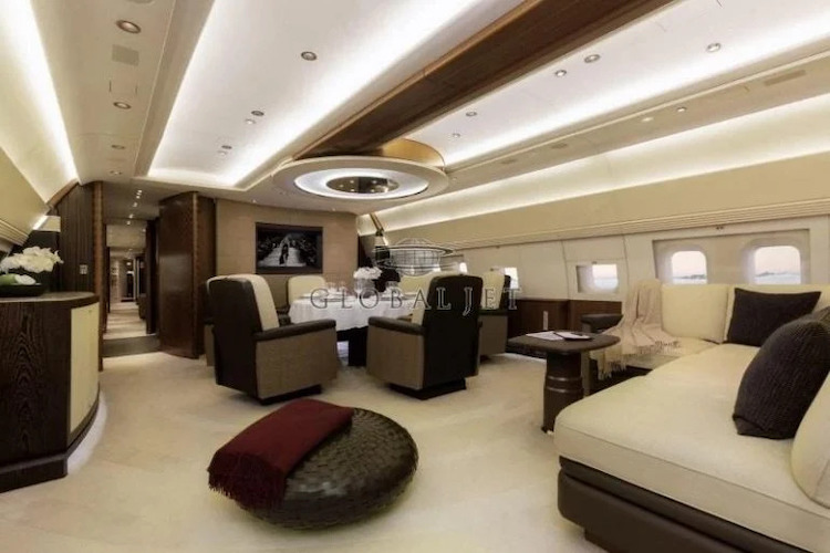 Lujoso interior de la aeronave del magnate.