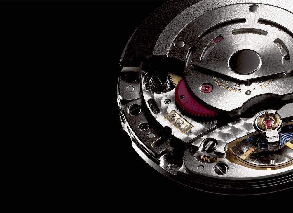 El reloj de lujo suizo cuenta con el movimiento mecánico Calibre 3131 de carga automática.