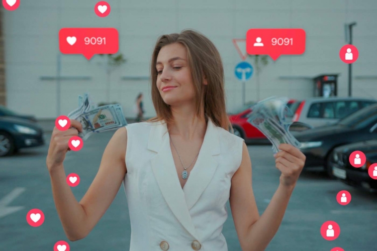 Mujer con dinero. Influencer de vlogger: me gusta, emojis de seguidores para las redes sociales desde el teléfono inteligente.