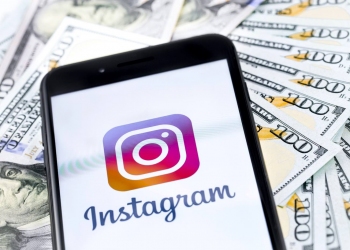 Smartphone con logo de Instagram y dinero en efectivo.