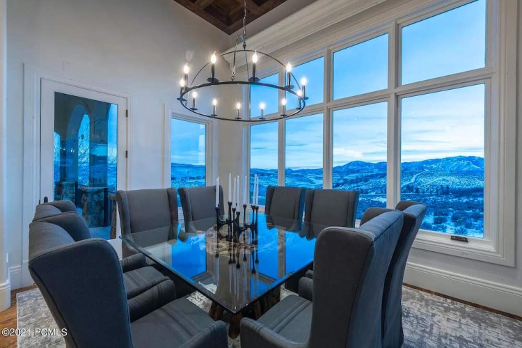 Esta casa en Utah con cancha de baloncesto cubierta está a la venta por 8,75 millones de dólares.