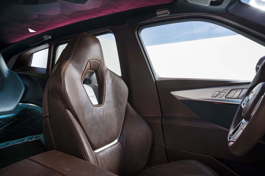 En el interior, combina detalles de estilo de otros prototipos y automóviles de producción del coche alemán.
