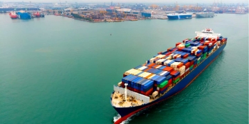 Buque portacontenedores de carga que transporta mercancías de importación y exportación de contenedores.