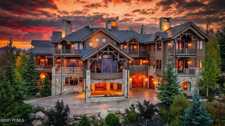 Esta hermosa mansión en la cima de la montaña en Heber City, Utah, está a la venta por 17 millones de dólares