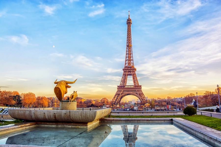 Torre Eiffel al atardecer en París, Francia.