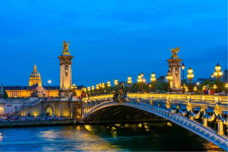 Pont Alexandre III (Alexander el tercer puente) sobre el río Sena en París, Francia.