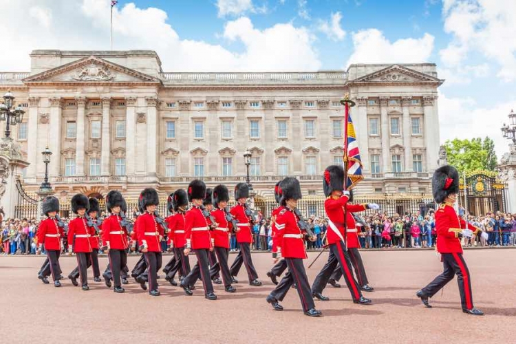 Soldados de la Guardia de Coldstream marchan frente al Palacio de Buckingham.