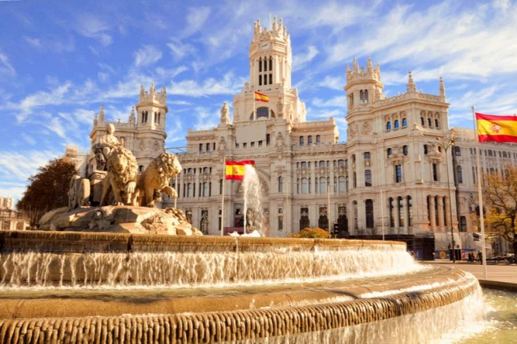 La famosa fuente de Cibeles en Madrid, España.