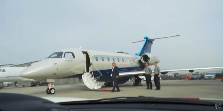 Producer Michael recibe su nuevo jet privado