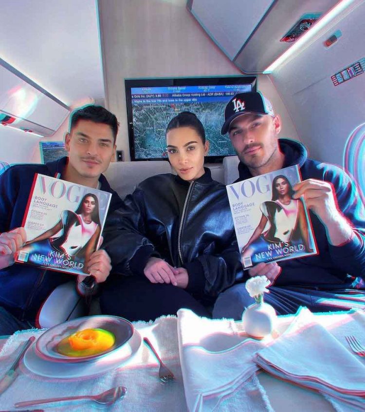 Kim viajó en el avión con su maquillador Mario Dedivanovic y su estilista Chris Appleton.