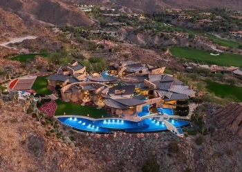 Esta espectacular mansión en Palm Desert con una enorme galería de coches y acuario de tiburones se vendió por 42 millones de dólares